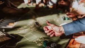 Dealer casino langsung membagikan kartu di meja taruhan live casino berkualitas tinggi