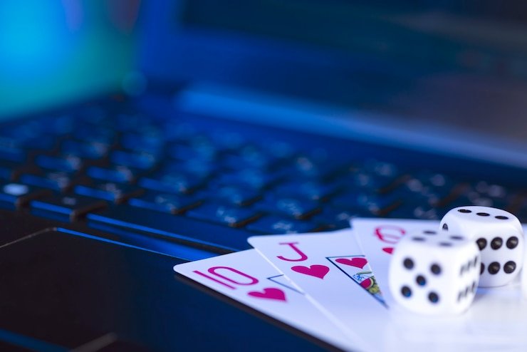 Pengguna a17k membaca berita terbaru dan promo melalui perangkat mobile dengan aman